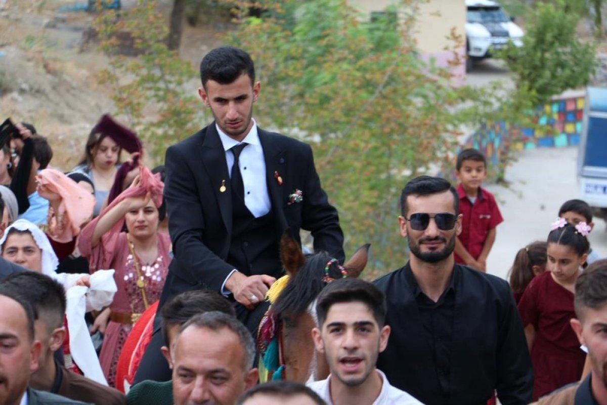 Şırnak'ta düğünlerde araç konvoyu yerine at geleneği devam ediyor