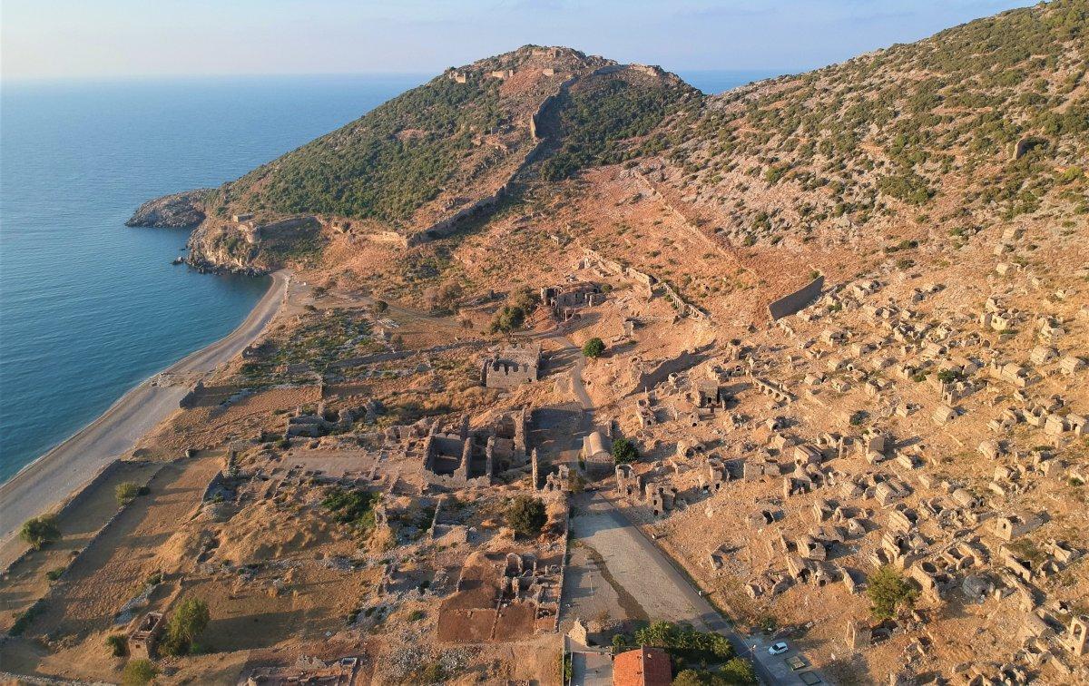 Mersin’de, 2 bin yıllık 4 insan iskeleti bulundu