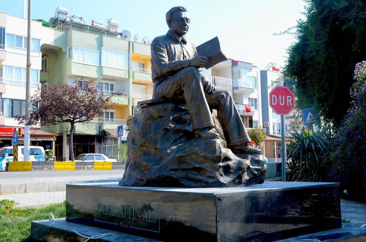 CHP'li Kuşadası Belediyesi'nden 'Sabahattin Ali' heykeli