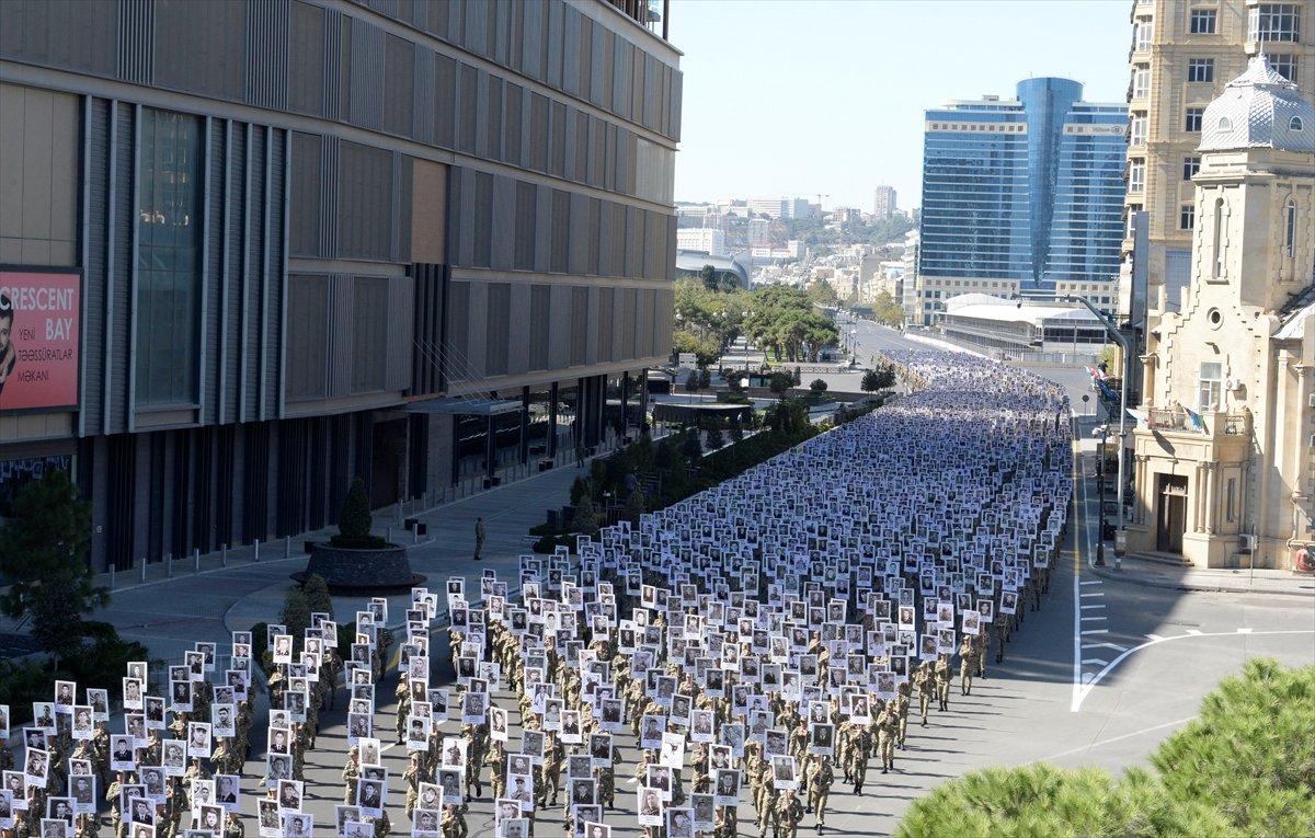 Bakü'de, şehitlerin fotoğrafları ile yürüyüş yapıldı