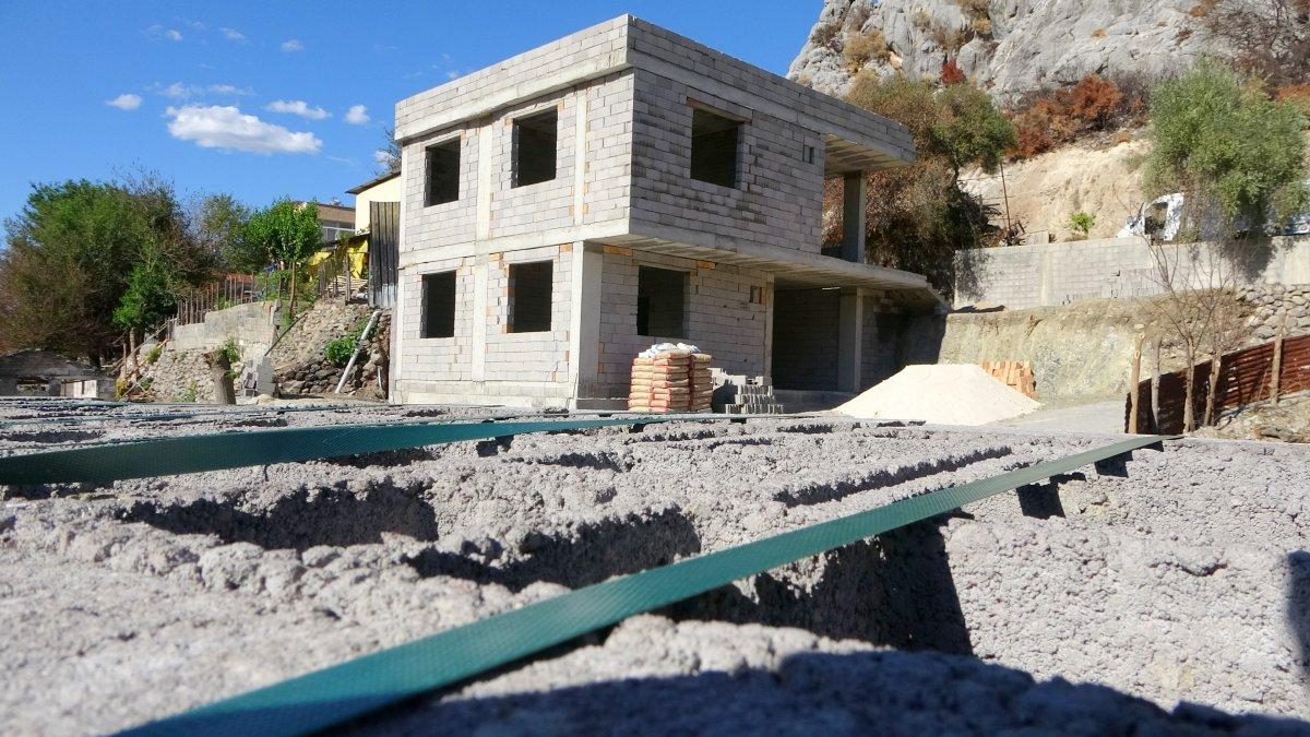 Osmaniye'de afetzedeler yeni evlerine kavuşmayı iple çekiyor