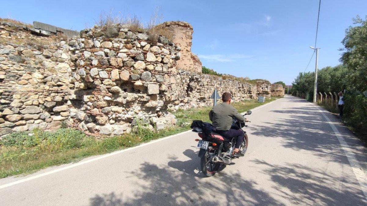 Bursa'nın tarihi İznik surları ortadan ikiye ayrıldı