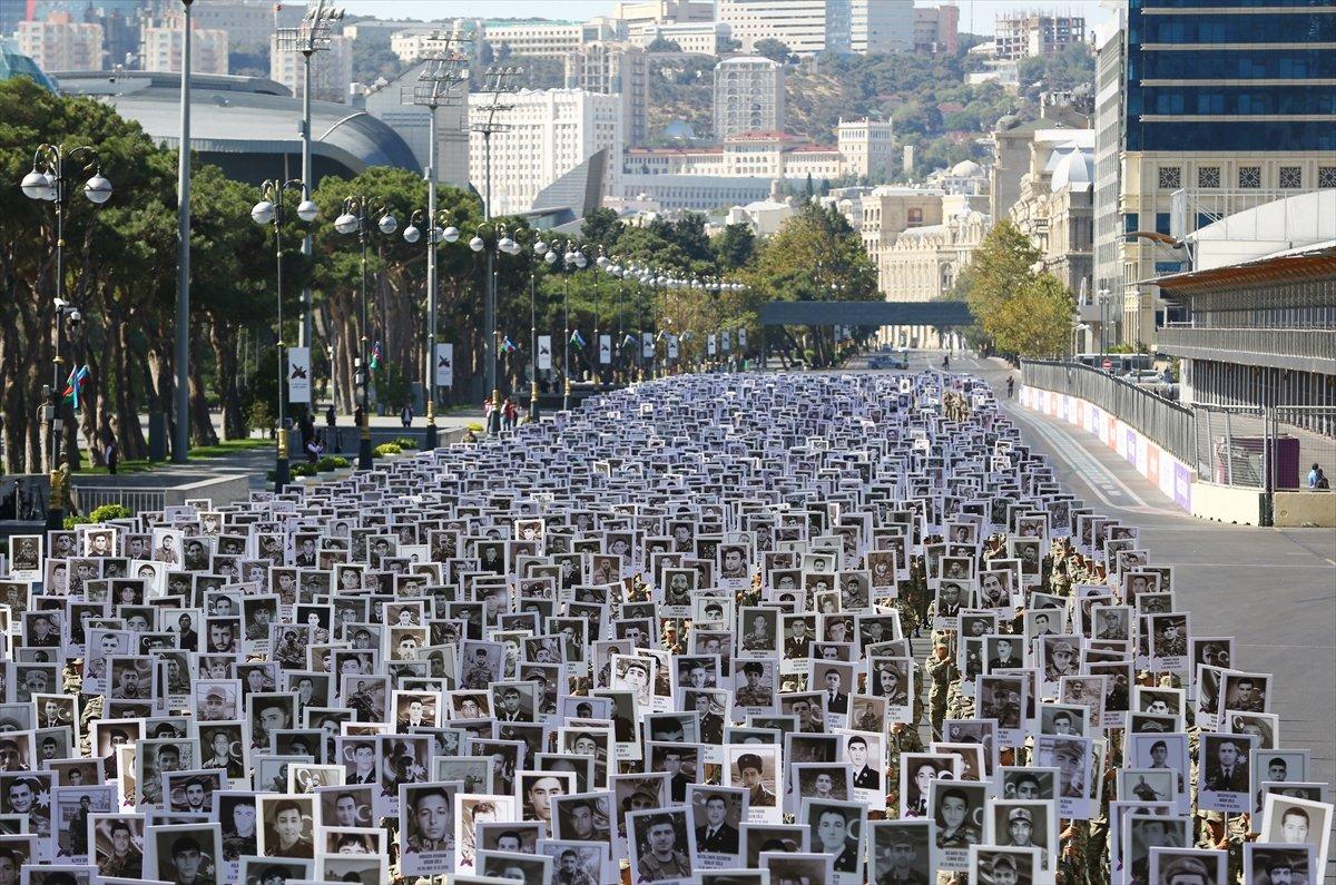 Bakü'de, şehitlerin fotoğrafları ile yürüyüş yapıldı