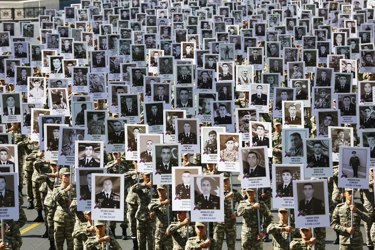 Bakü'de, şehitlerin fotoğrafları ile yürüyüş yapıldı