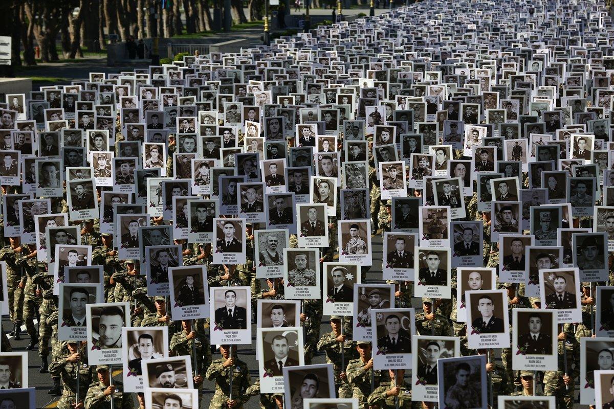 Bakü'de, şehitlerin fotoğrafları ile yürüyüş yapıldı