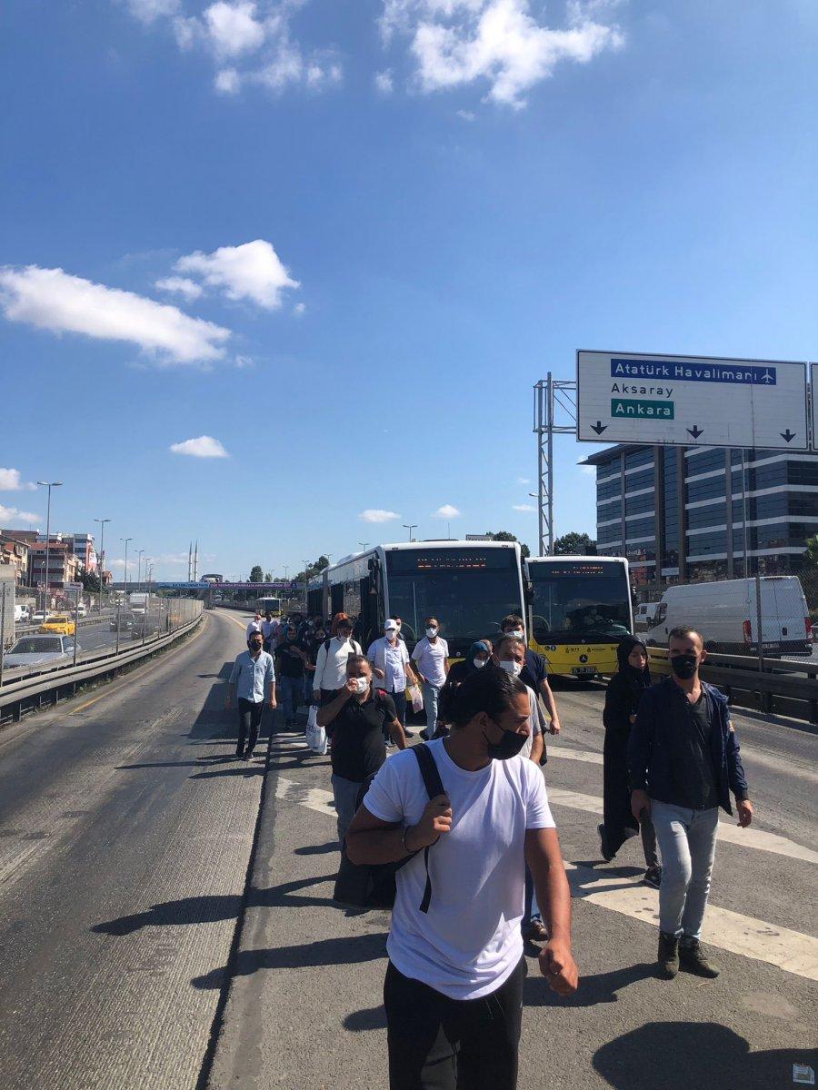 Küçükçekmece Cennet Mahallesi durağında metrobüs arızalandı