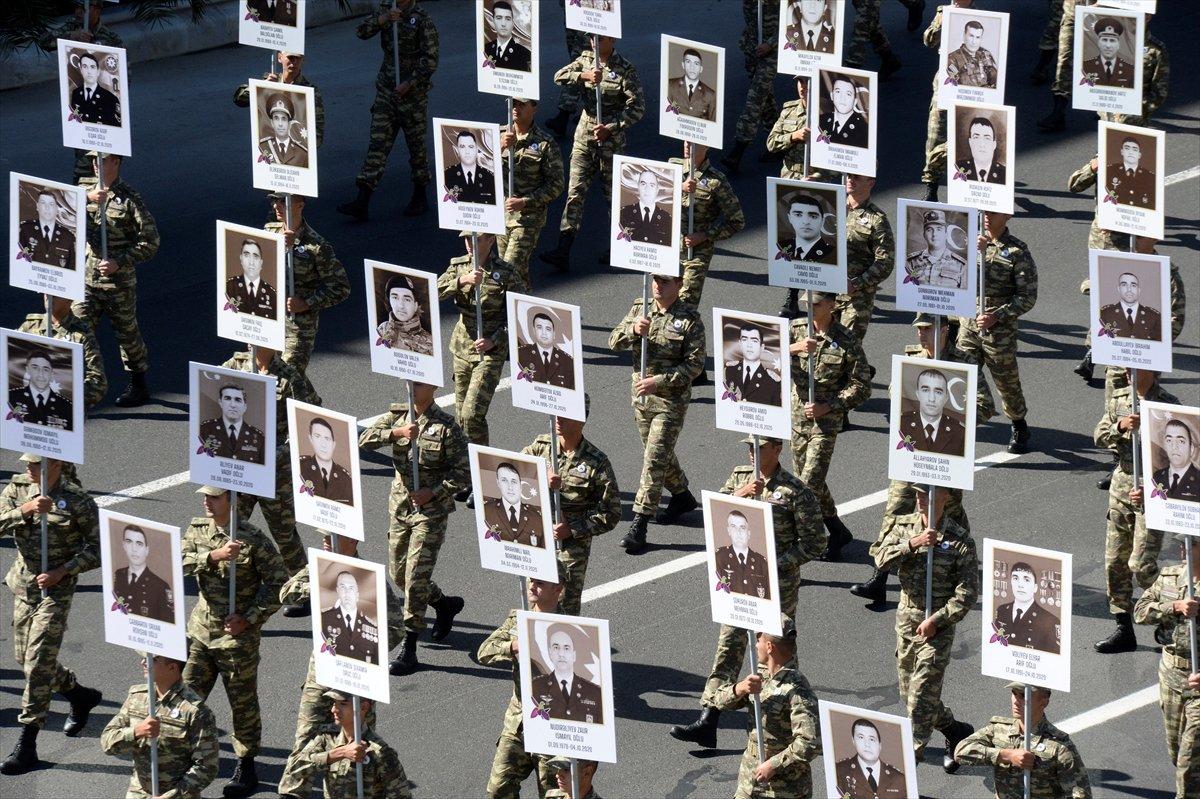 Bakü'de, şehitlerin fotoğrafları ile yürüyüş yapıldı