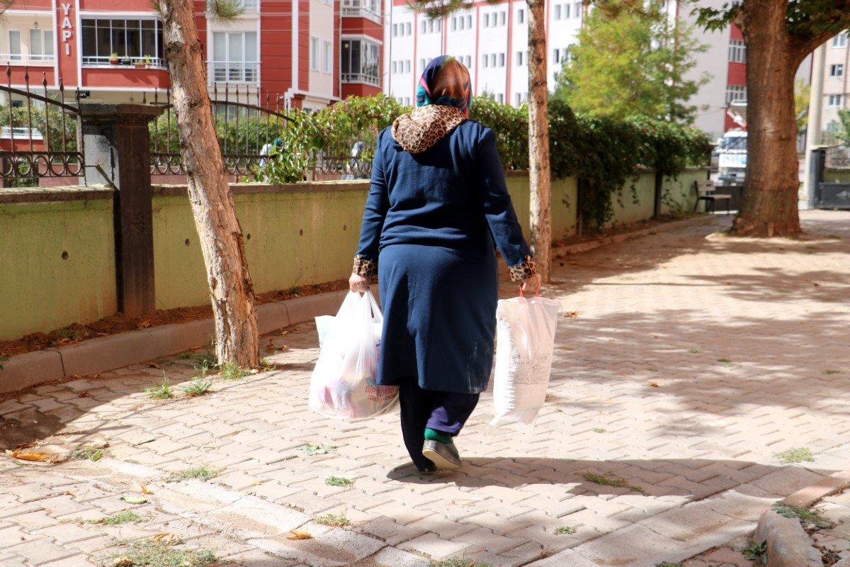 Sivas'ta bir kişi müştemilatı bakkala çevirerek muhtaç ailelere yardım ediyor