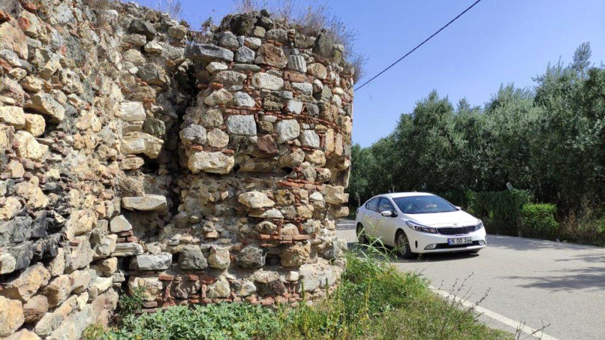 Bursa'nın tarihi İznik surları ortadan ikiye ayrıldı