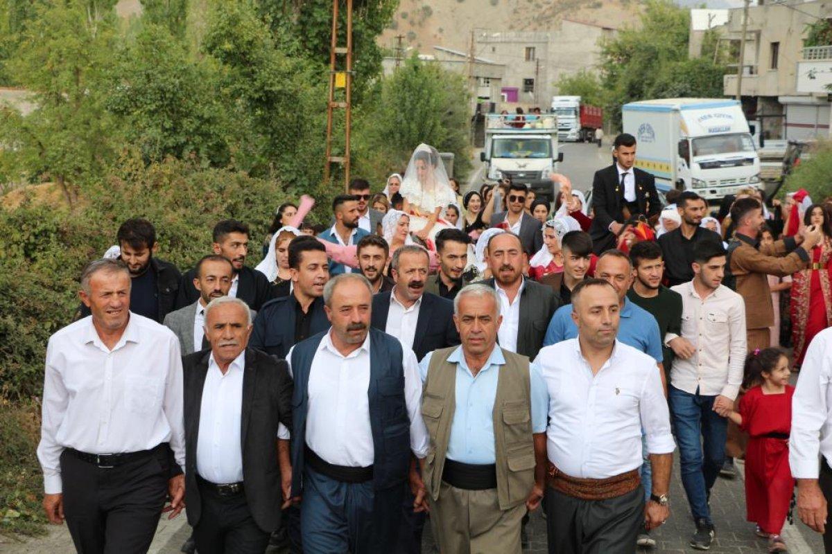 Şırnak'ta düğünlerde araç konvoyu yerine at geleneği devam ediyor
