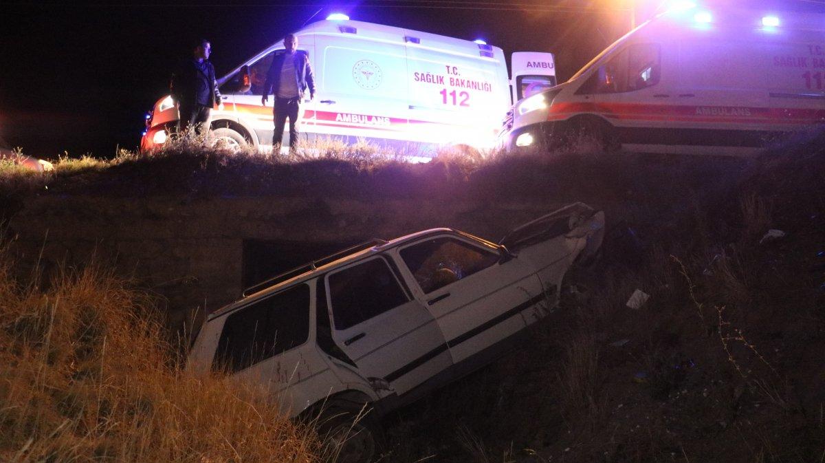 Sivas'ta yoldan çıkan araç menfeze uçtu: 3 yaralı