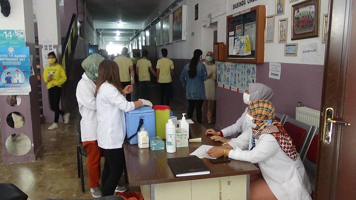 Diyarbakır’da öğrenciler aşı olmak için sıraya girdi