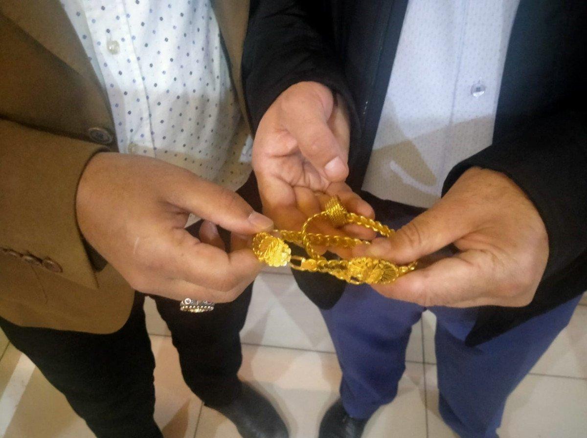 Ağrı'da yerde bulduğu 70 bin liralık altını sahibine ulaştırdı