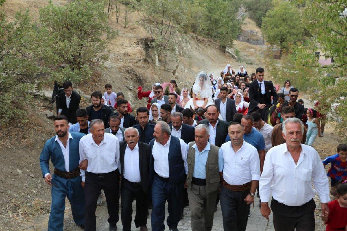Şırnak'ta düğünlerde araç konvoyu yerine at geleneği devam ediyor