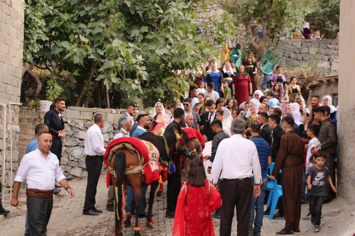 Şırnak'ta düğünlerde araç konvoyu yerine at geleneği devam ediyor