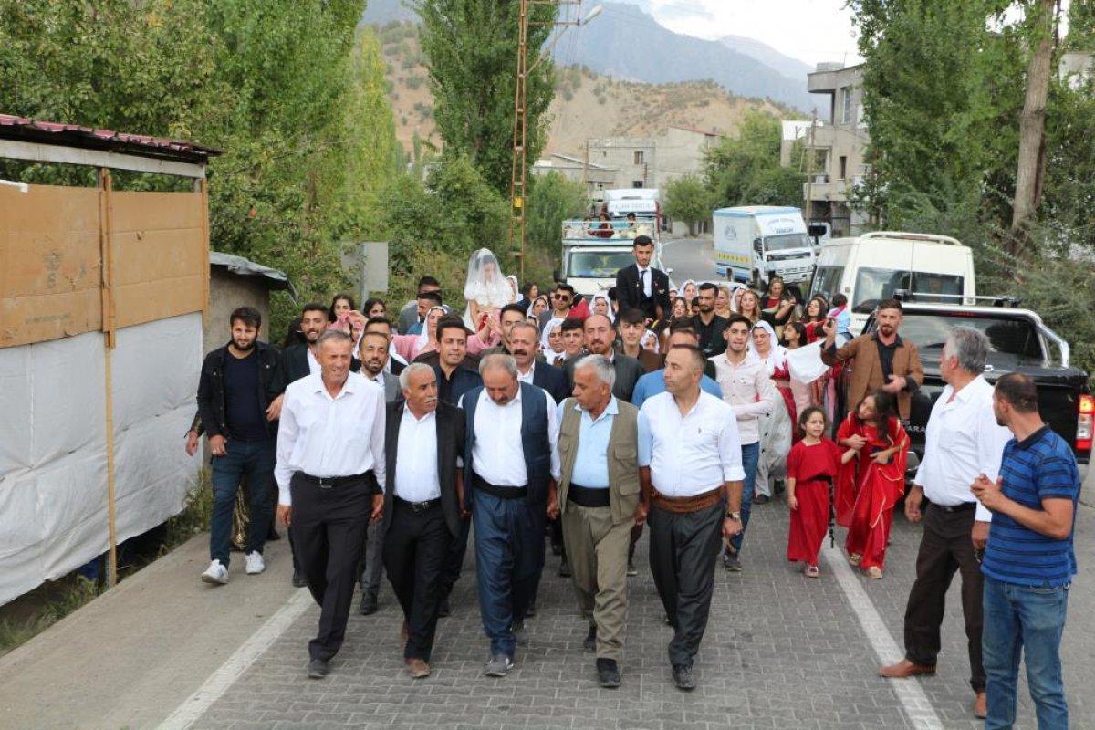 Şırnak'ta düğünlerde araç konvoyu yerine at geleneği devam ediyor