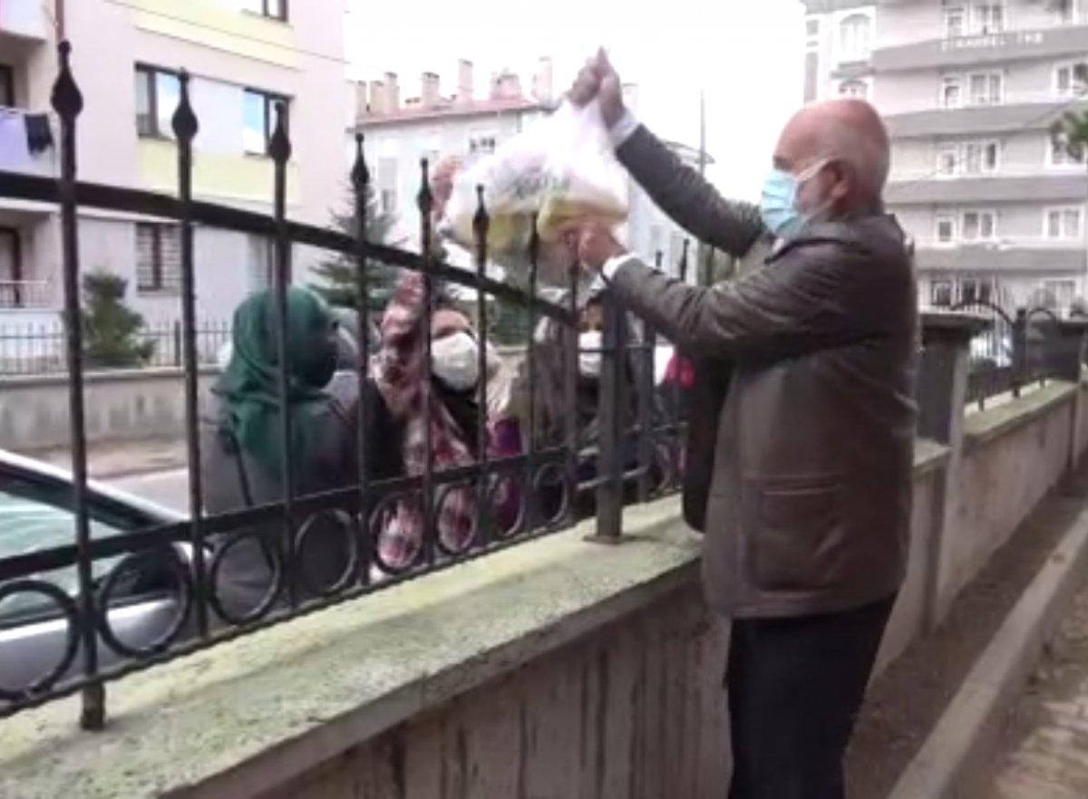 Sivas'ta bir kişi müştemilatı bakkala çevirerek muhtaç ailelere yardım ediyor