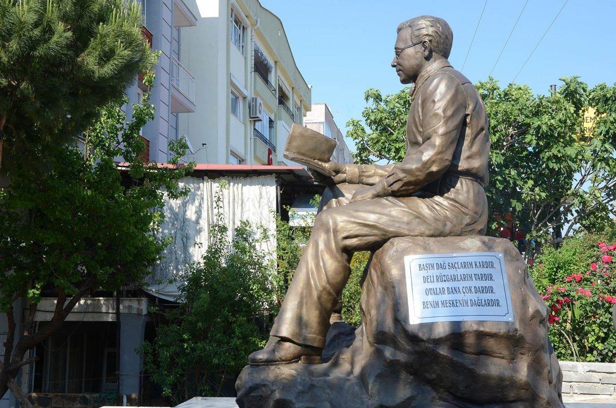 CHP'li Kuşadası Belediyesi'nden 'Sabahattin Ali' heykeli