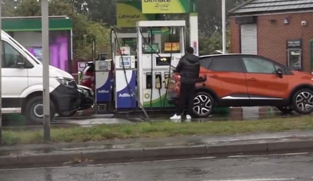 İngilizlerin akaryakıt istasyonunda benzin kavgası