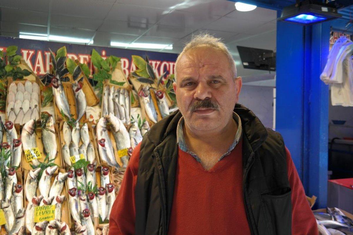 Eskişehir'de tezgahtaki balıklar soğuk havaları bekliyor