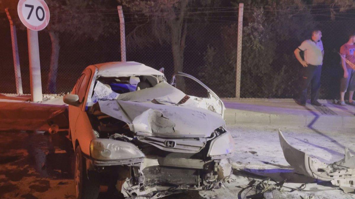 İzmir'de otomobil bariyerlere çarptı: 1 ölü, 3 yaralı