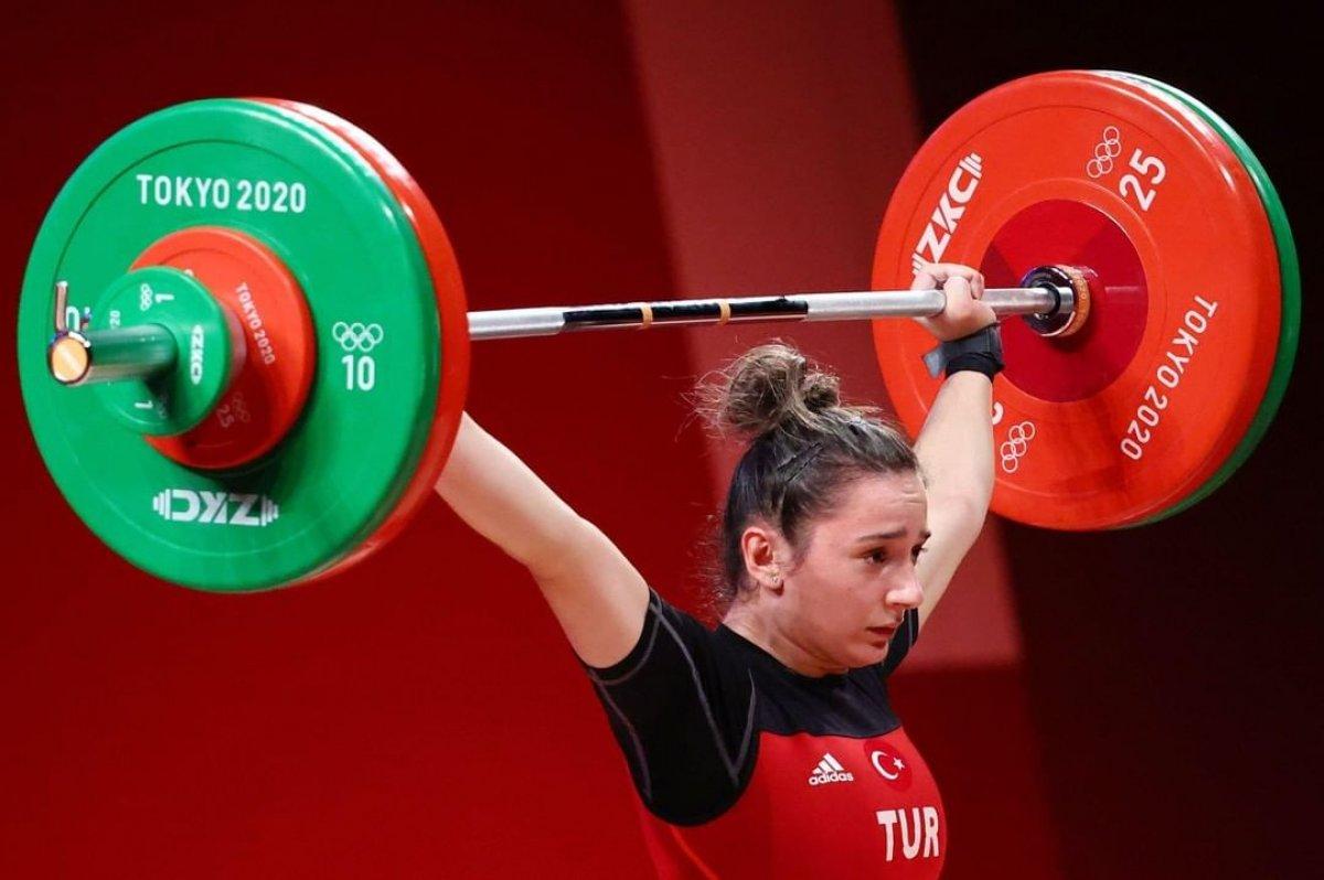 Genç halterci Nuray Levent 3 altınla Avrupa Şampiyonu