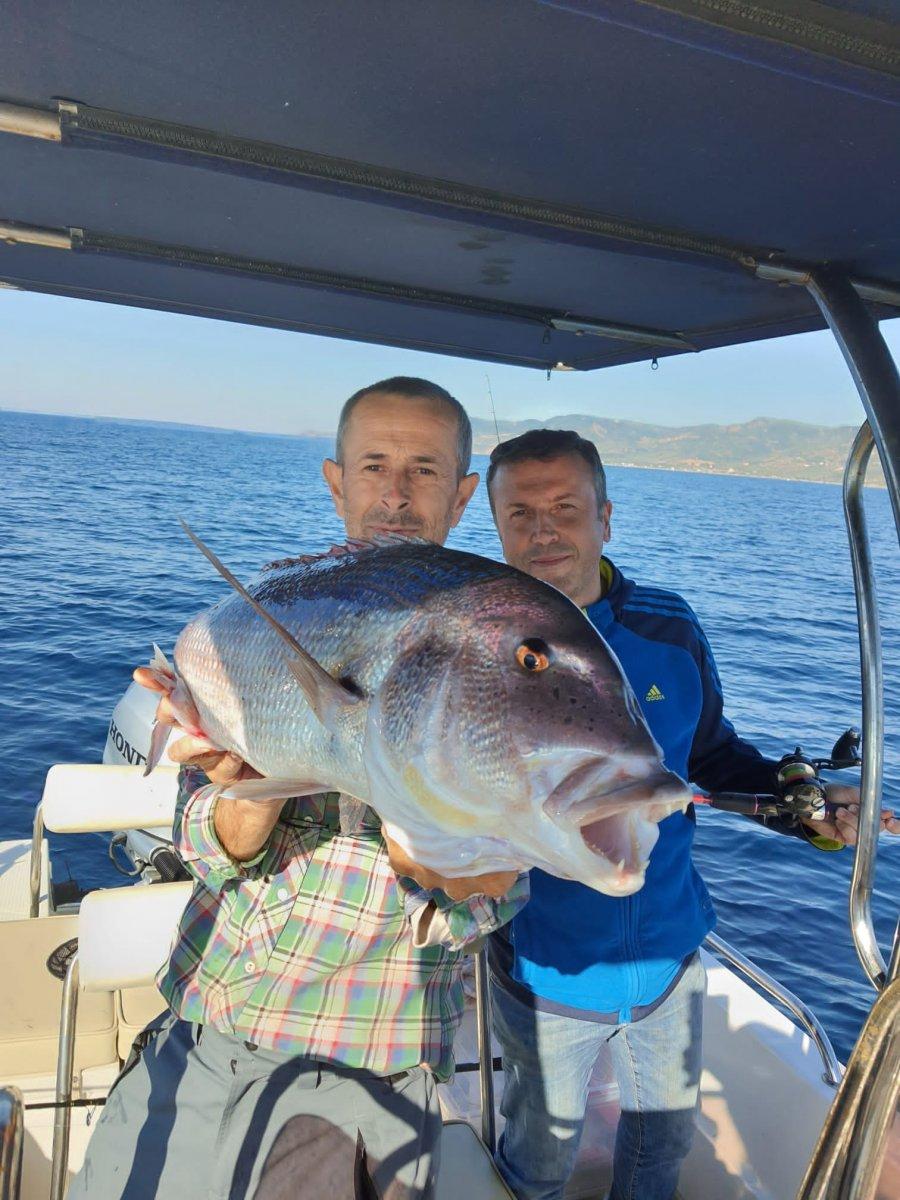 Çanakkale'deki amatör balıkçı, 10 kiloluk balık yakaladı