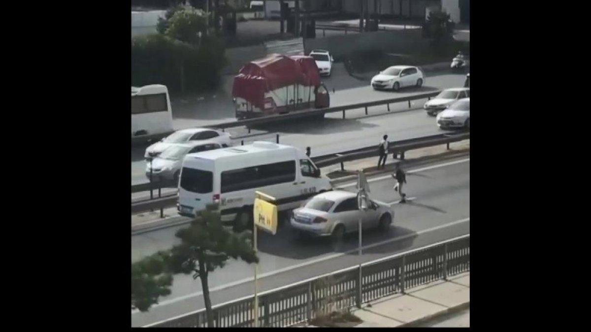 Pendik'te gençler kazaya davetiye çıkardı