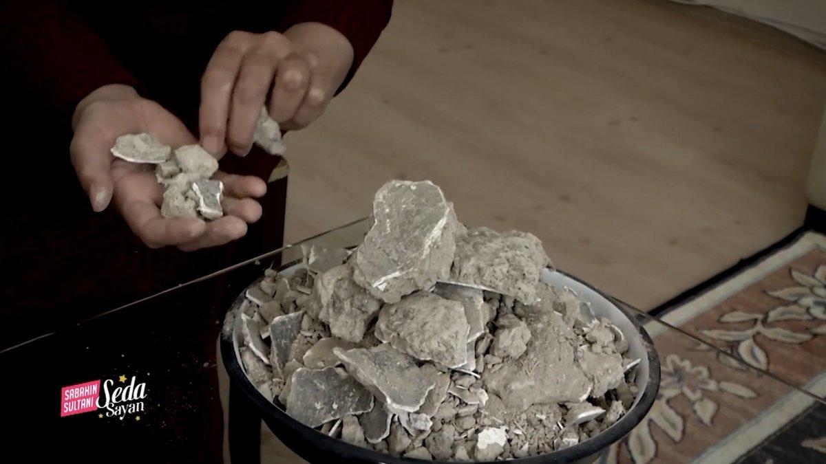 Çerez gibi inşaat molozu yiyen kadın, köyden toprak getirtiyor