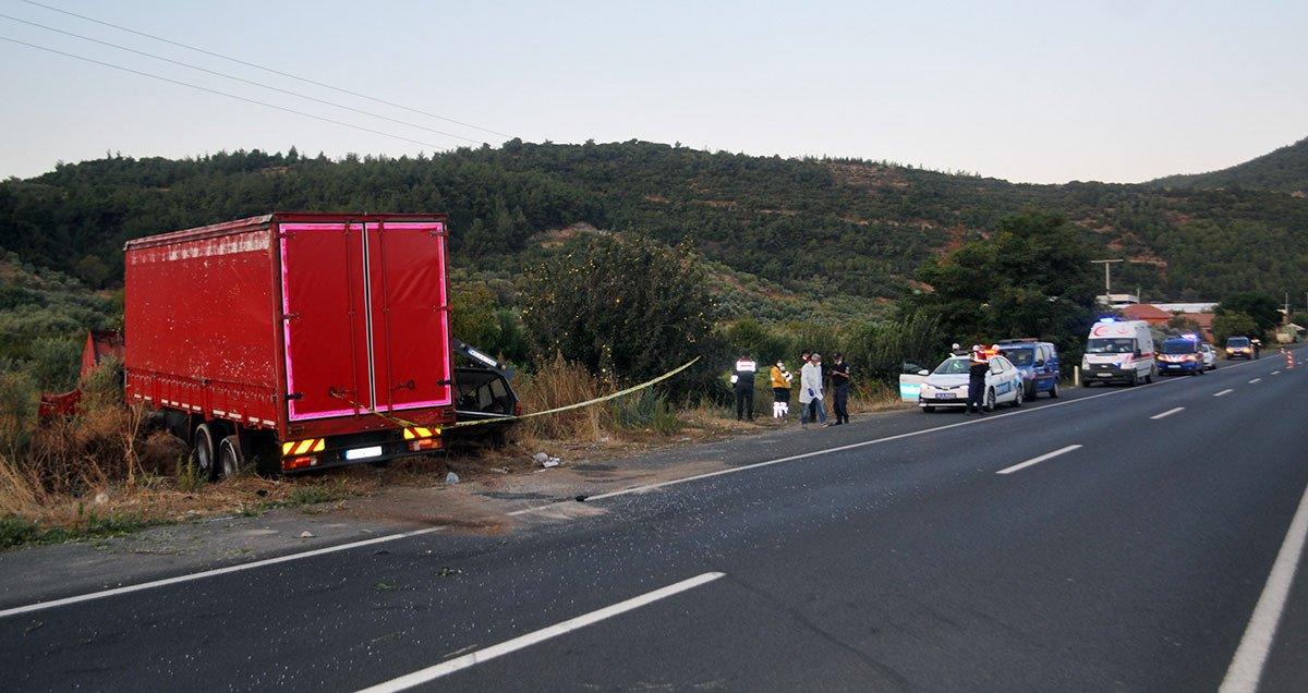 Manisa'da kamyonla çarpışan otomobildeki 2 kardeş öldü