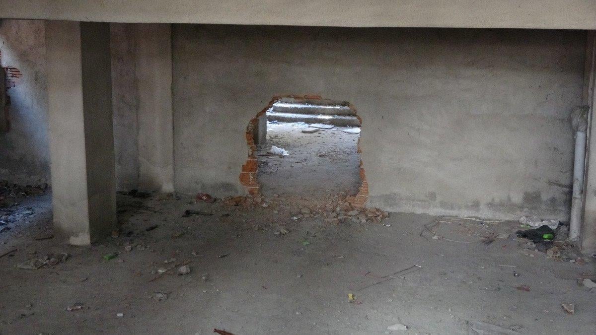 Sultangazi’de, 150 kişinin yaşadığı binanın kolonlarını keserken yakalandılar