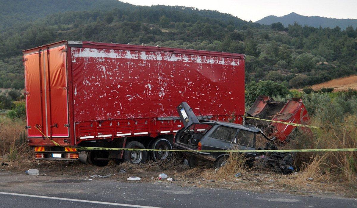 Manisa'da kamyonla çarpışan otomobildeki 2 kardeş öldü