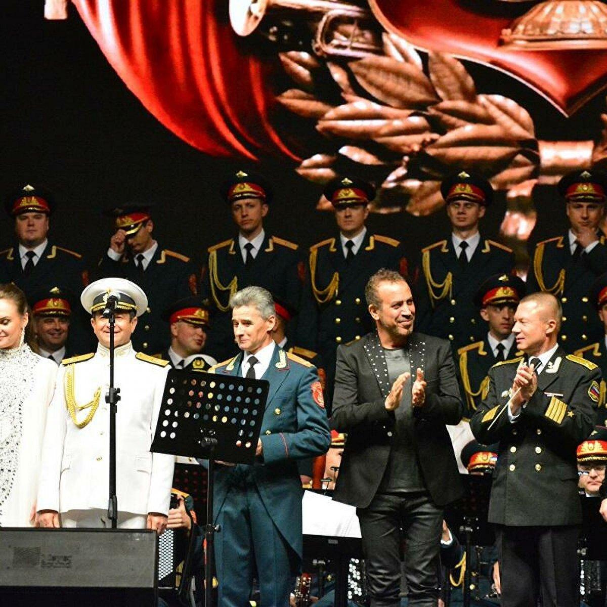 Haluk Levent, Rus Aleksandrov Kızılordu Korosu ile konser verdi