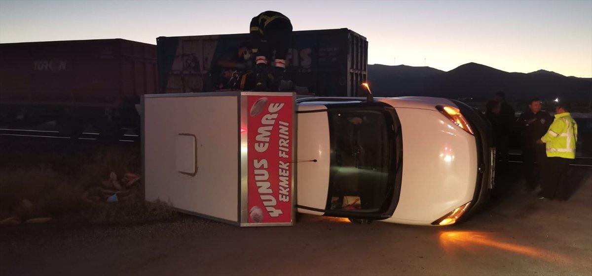 Afyonkarahisar'da seyir halindeki kamyonete yük treni çarptı