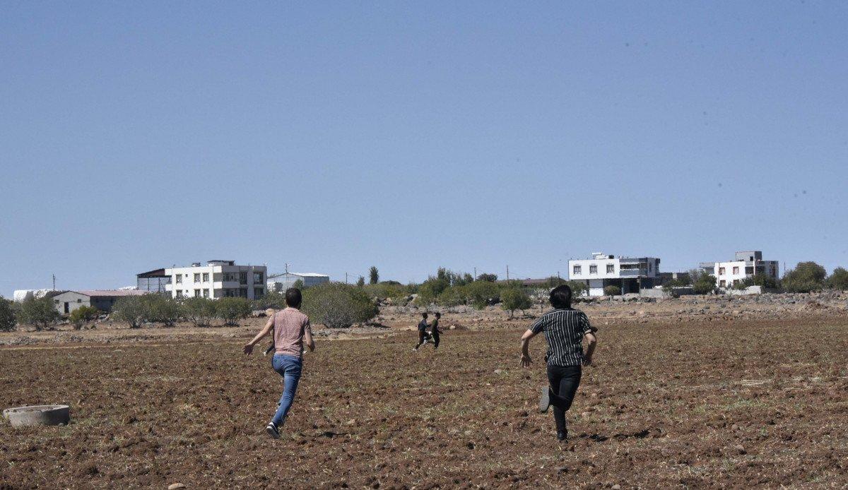 Şanlıurfa’da, fıstık bahçesinde 17 kaçak göçmen yakalandı
