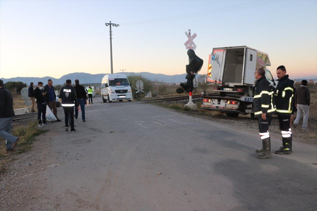 Afyonkarahisar'da seyir halindeki kamyonete yük treni çarptı