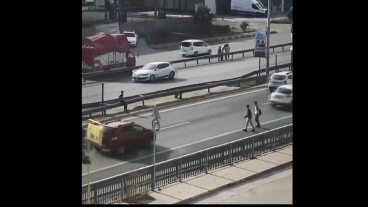 Pendik'te gençler kazaya davetiye çıkardı