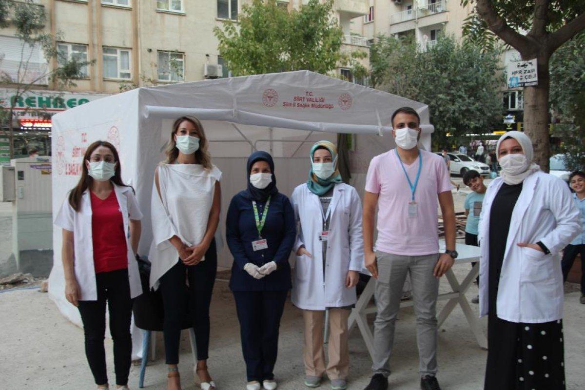 Siirt'te sağlık çalışanları vatandaşları aşı olmaya ikna ediyor