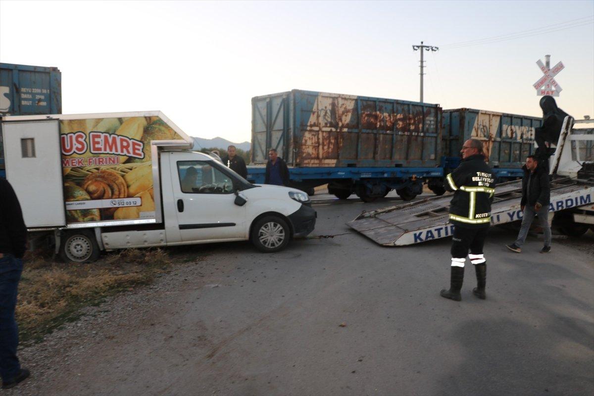 Afyonkarahisar'da seyir halindeki kamyonete yük treni çarptı
