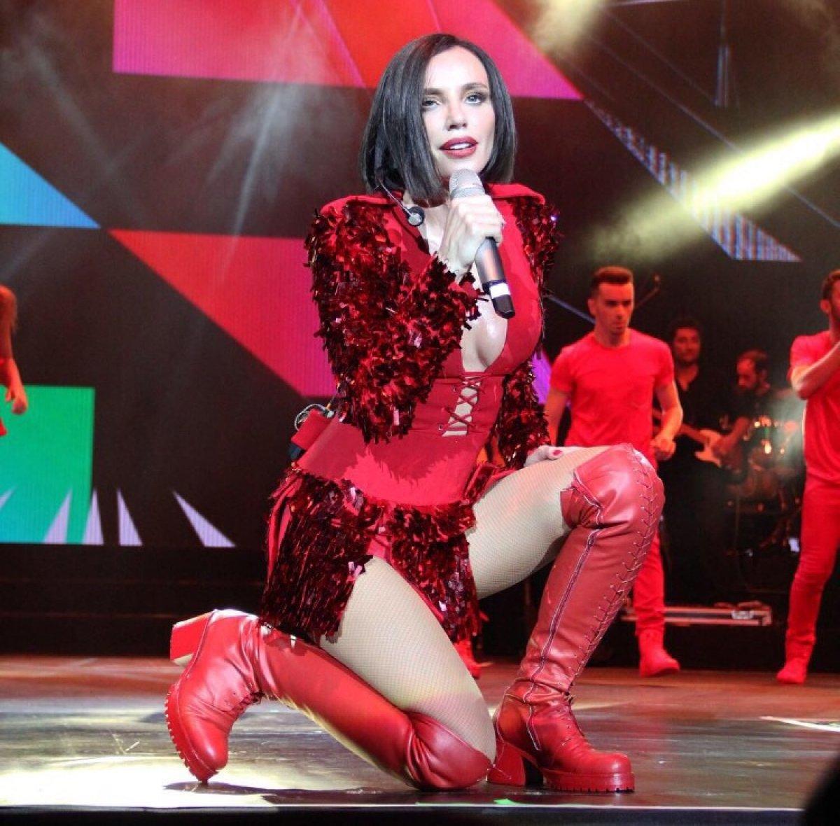 Gülşen'in dillerden düşmeyen 10 sahne kıyafeti