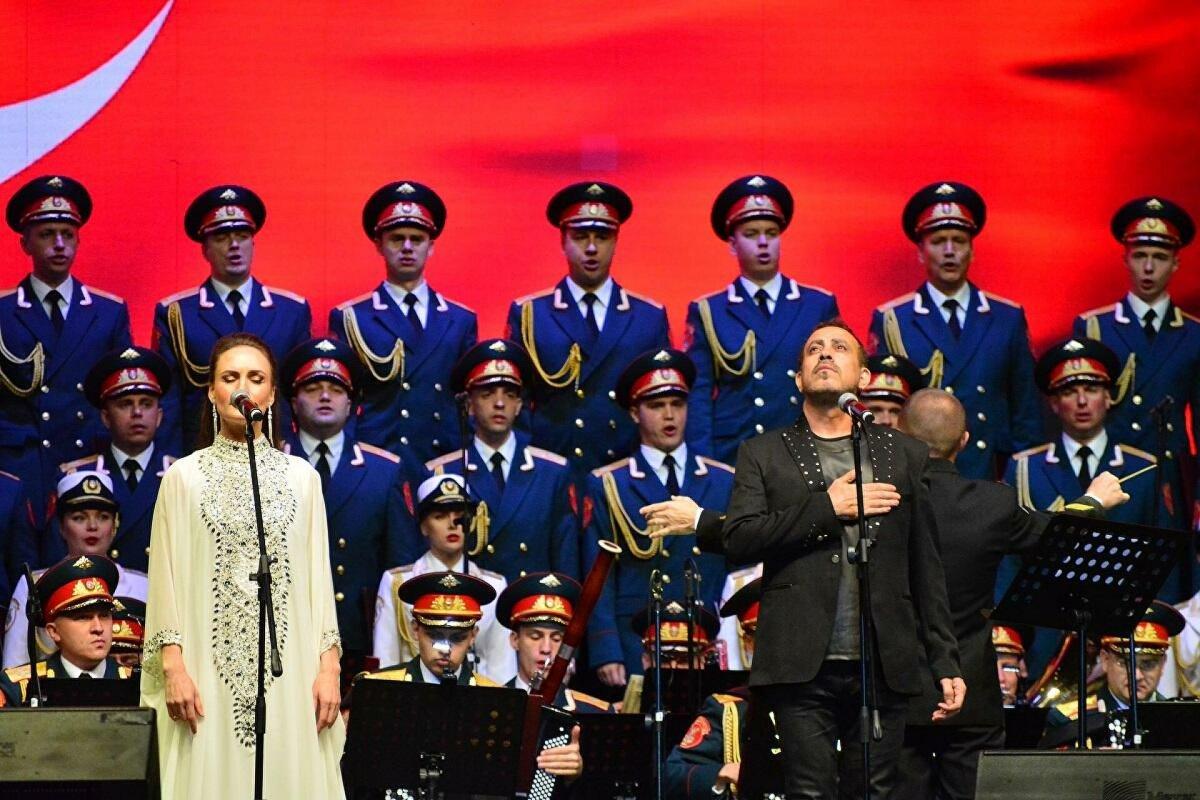Haluk Levent, Rus Aleksandrov Kızılordu Korosu ile konser verdi