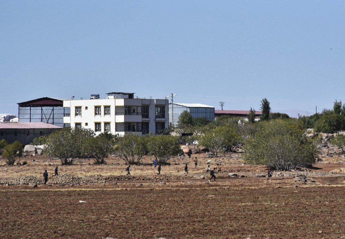 Şanlıurfa’da, fıstık bahçesinde 17 kaçak göçmen yakalandı