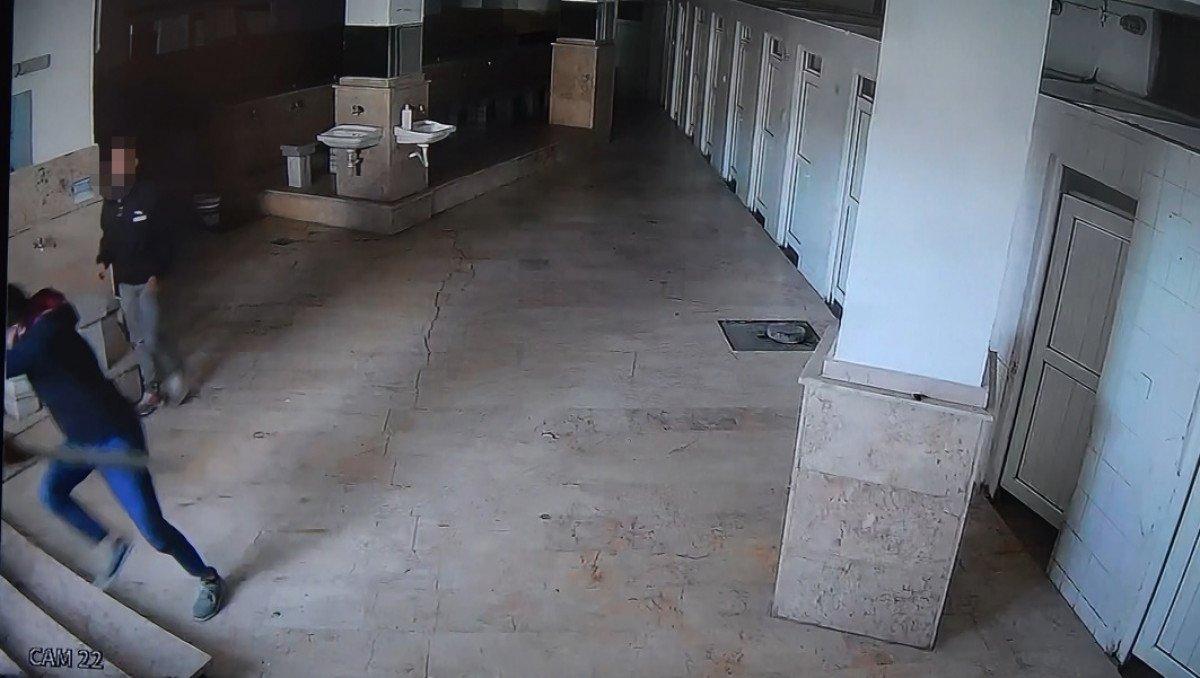 Sultangazi'deki camide uyuşturucu kullananlara dayak