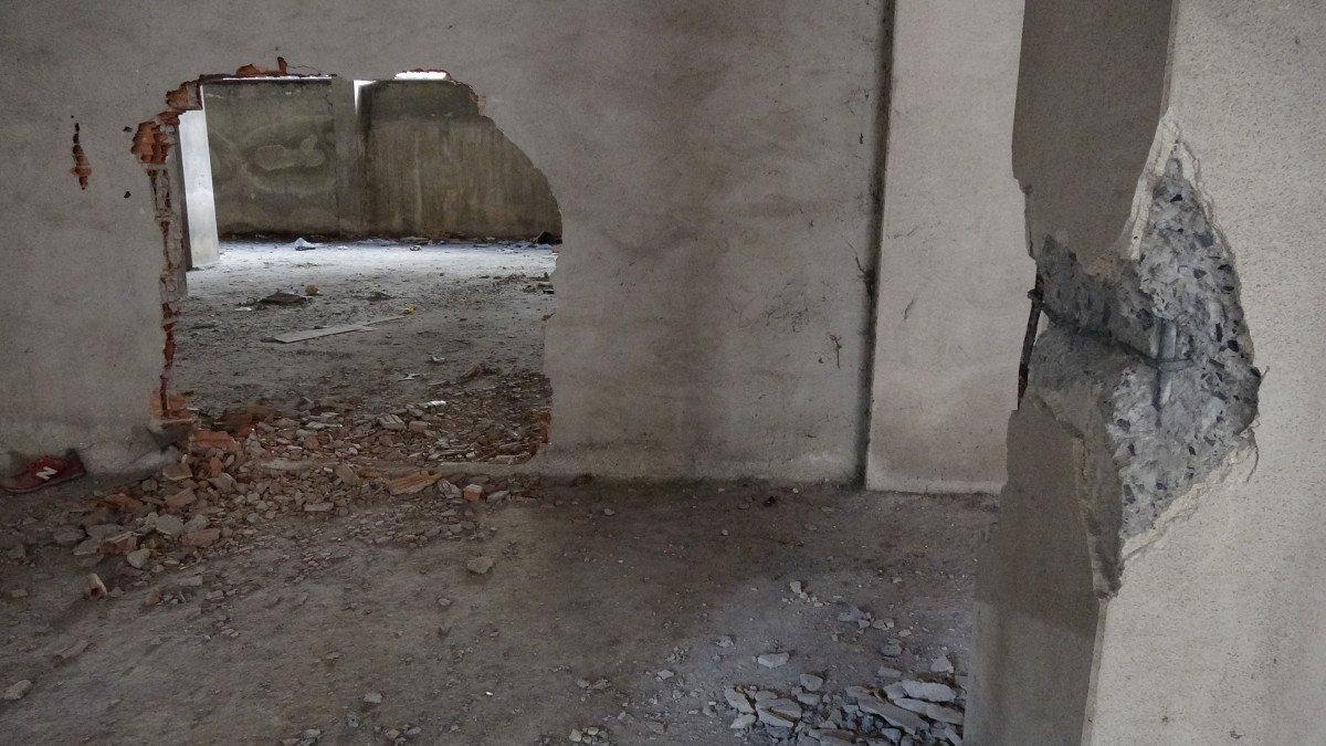 Sultangazi’de, 150 kişinin yaşadığı binanın kolonlarını keserken yakalandılar