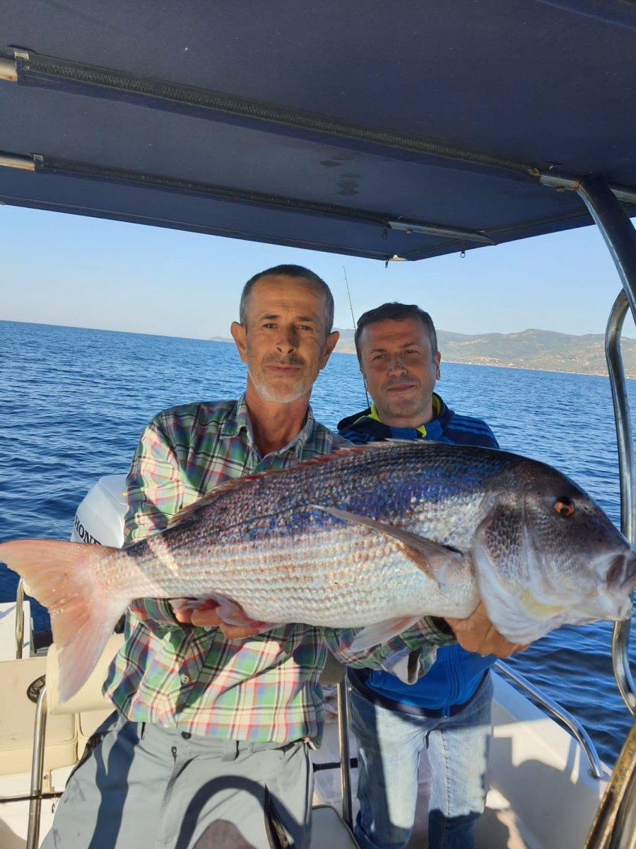 Çanakkale'deki amatör balıkçı, 10 kiloluk balık yakaladı