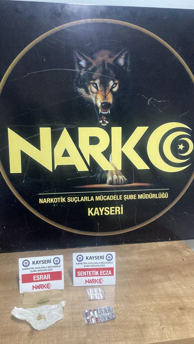 Kayseri'de bir kişinin üstünden 2 kilo 250 gram kubar çıktı