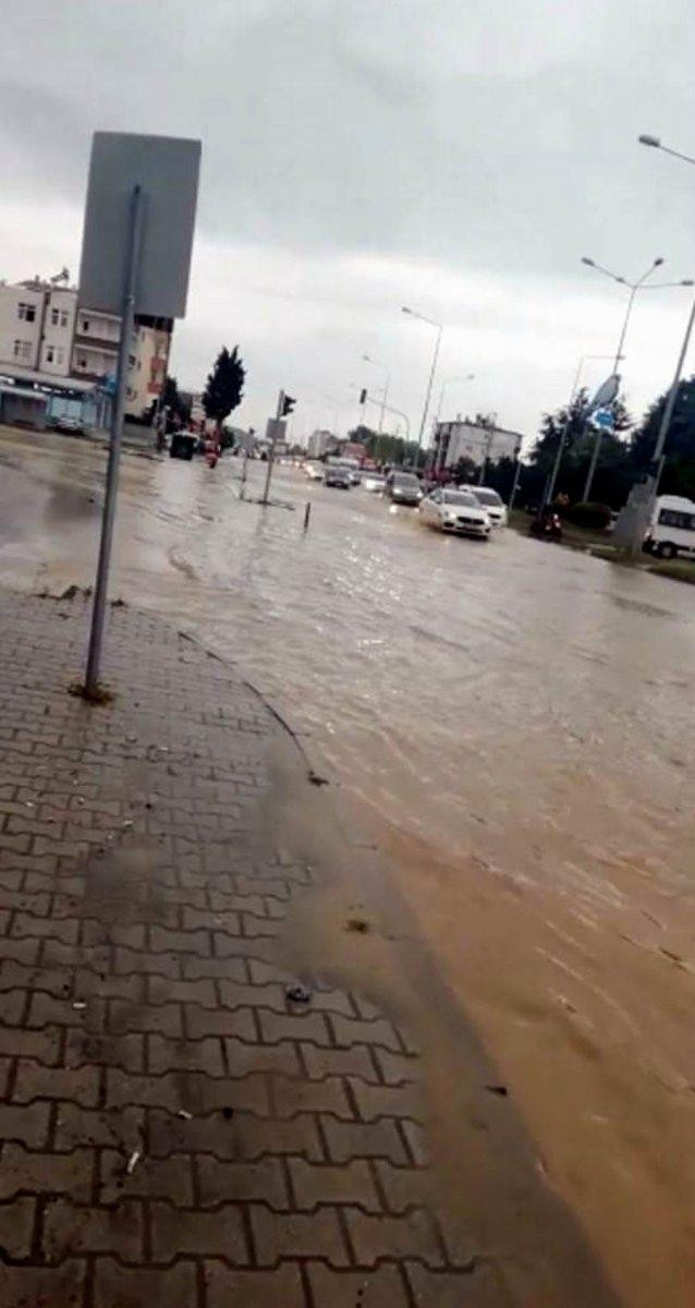 Samsun’da 600’lük boru yerinden oynadı, kara yolunu su bastı