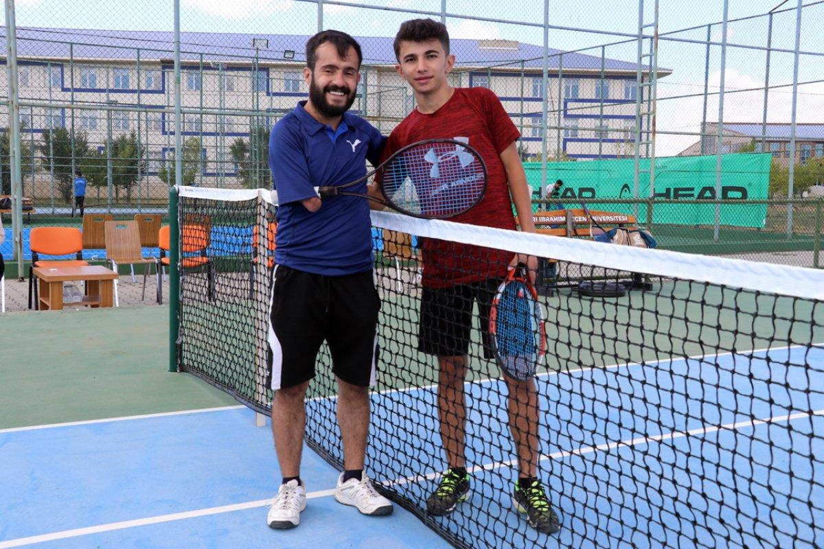 Tek kollu tenisçi, spor branşlarındaki başarılarıyla takdir topluyor