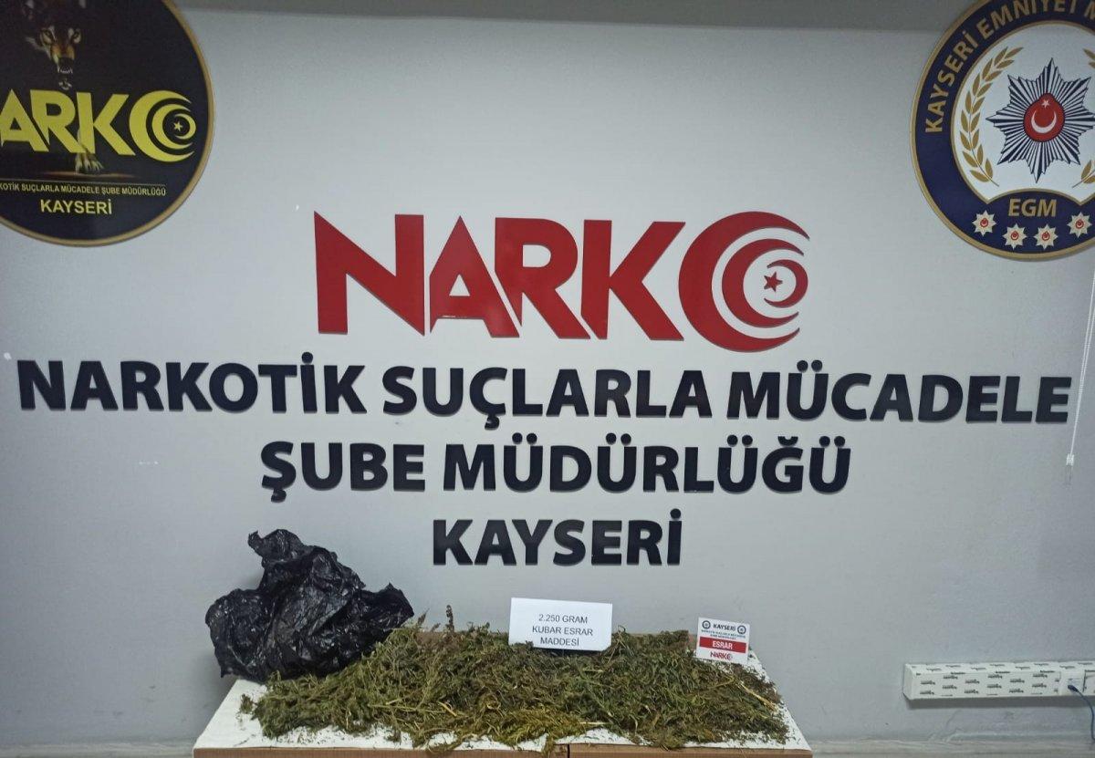 Kayseri'de bir kişinin üstünden 2 kilo 250 gram kubar çıktı