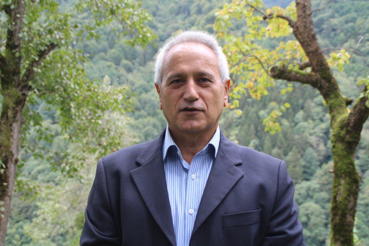 Myanmar’a gidemeyen büyükelçi, Rize’de bahçe işleri ile uğraşıyor